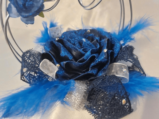 Porte alliances fil alu et rose en satin