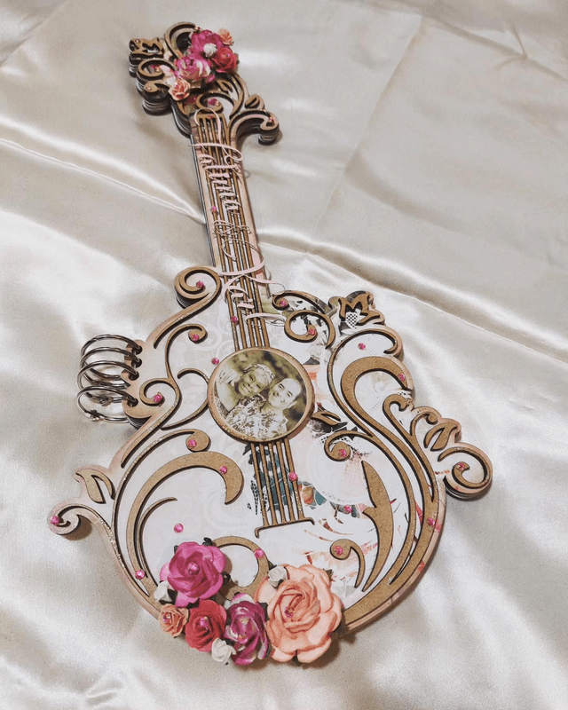 Livre d'or forme guitare