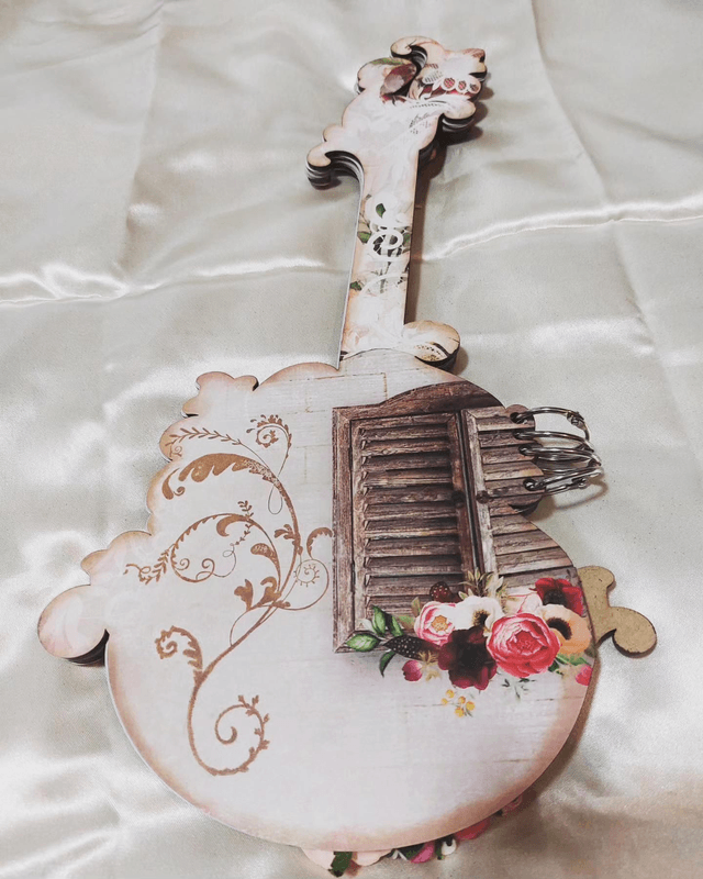 Livre d'or forme guitare