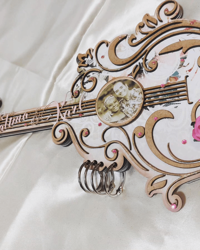 Livre d'or forme guitare