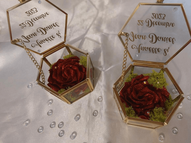 Porte alliances boite en verre et rose en satin