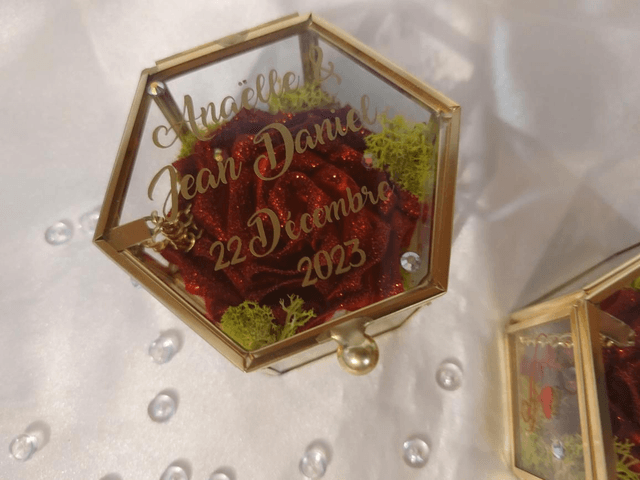 Porte alliances boite en verre et rose en satin