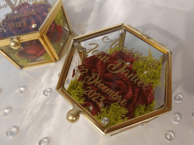 Porte alliances boite en verre et rose en satin