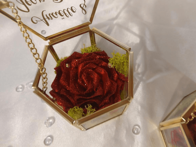 Porte alliances boite en verre et rose en satin