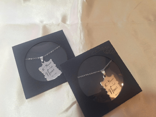 Collier pendentif parchemin argenté Personnalisé