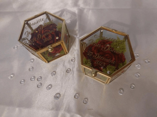 Porte alliances boite en verre et rose en satin