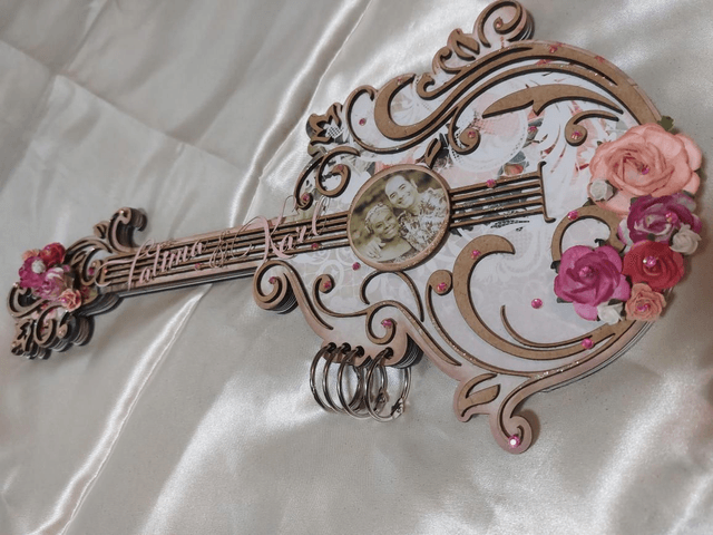Livre d'or forme guitare