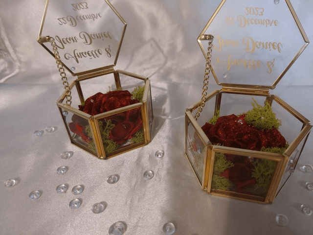 Porte alliances boite en verre et rose en satin