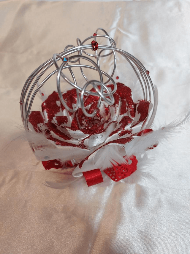 Porte alliances fil alu et rose en satin